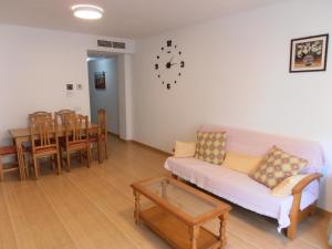 a living room with a couch and a table at Maestro Bayarri HC-2D in Peniscola
