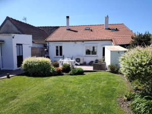 a white house with a grass yard at Le passeur de Rêves in Quend