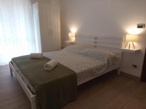a small bedroom with a bed and a table at Riflessi nosTrani - Seaside Rooms in Trani