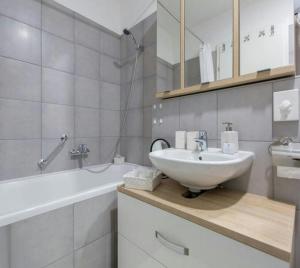 une salle de bain blanche avec un lavabo et une baignoire dans l'établissement Apartment Ali, à Zagreb 24 autres photos
