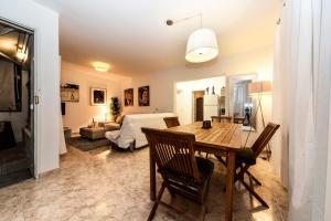 un soggiorno con un tavolo e una camera da letto di Villa Playa Honda a Playa Honda