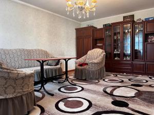 a living room with a table and two chairs at Guest house TESKEI in Bokonbayevo