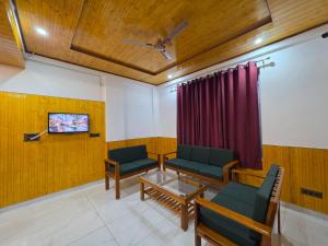 a waiting room with two chairs and a table at Touch wood guest house in Dharmsāla