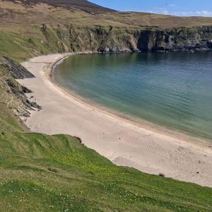 a view of a beach with the sand and water at Semos in Strabane
