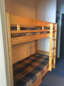 Una cama o camas cuchetas en una habitación  de Studio Tignes Le Lavachet