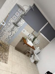 an overhead view of a bathroom with a toilet at Kay Yvette in Saint-Pierre