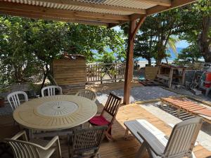 a patio with a table and chairs under a pergola at Kay Yvette in Saint-Pierre