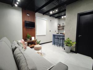 a living room with a couch and a kitchen at Casa do Bem Estar Picada Café in Picada Cafe