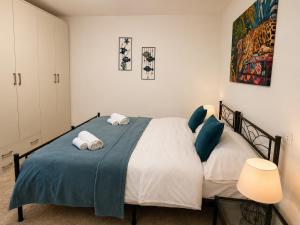 a bedroom with a bed with towels on it at Villa Greif Pineta Apartment in Lignano Sabbiadoro +68 photos