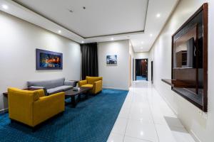 a waiting room with couches and a tv at Taleen Serviced Apartments Granada- تالين غرناطة للشقق المخدومة in Riyadh