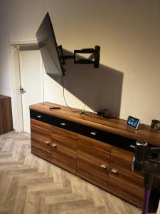a wooden dresser with a television on top of it at Monteur- & Gästewohnung Coswig in Coswig