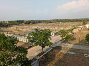 eine Vogelperspektive auf einen Park mit Bäumen und Gebäuden in der Unterkunft Abhimaan in Mysore