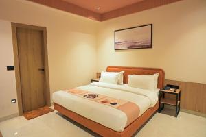 a bedroom with a large bed in a room at Hotel Walnut - Near Jaipur Airport in Jaipur