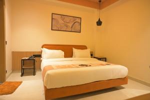 a bedroom with a large bed in a room at Hotel Walnut - Near Jaipur Airport in Jaipur