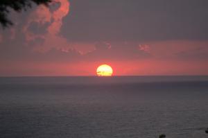パリヌーロにあるB&B Gennaroの海上の夕日