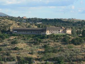 een groot gebouw bovenop een heuvel bij Casa En Casco Antiguo in Toledo