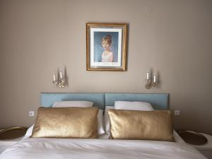 two beds in a bedroom with a picture on the wall at Villa Fritzi in Pörtschach am Wörthersee