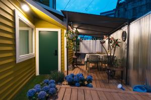 a patio with a green door and a table and chairs at Stay SUM in Kwarye