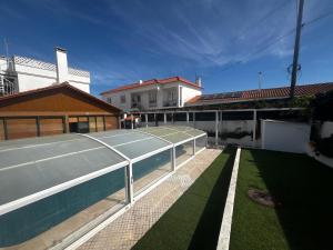 a tennis court on the side of a building at Casa do Meco - Private Pool in Sesimbra