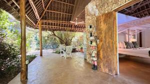 ein großes Zimmer mit einem Bett und einem Tisch in der Unterkunft Watamu Beach Cottages in Watamu + 143 Fotos