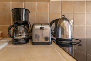 a toaster and a coffee maker on a kitchen counter at Chambres d'hôtes et studios de charme - A Mandria in Murato