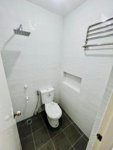 a bathroom with a white toilet in a stall at Zari zara Apartment in San Simon