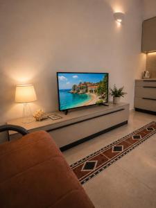 a living room with a flat screen tv on a wall at App LOLLY in Selce