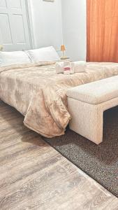 ein Schlafzimmer mit zwei Betten, einem Tisch und einer Couch in der Unterkunft Charming space in Lynn