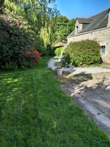 a driveway leading to a yard with a house at maison a locrio in Guern