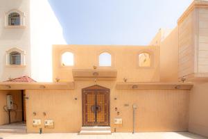 a building with a door in the middle at HOMEY iNN in Medina