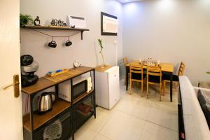 a kitchen and dining room with a table and a refrigerator at HOMEY iNN in Medina