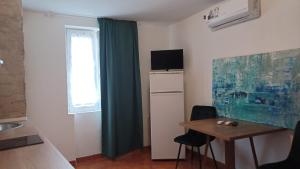 ein kleines Zimmer mit einem kleinen Tisch und einem Fenster in der Unterkunft Sormano Apartments - THE V Collection in Sormano