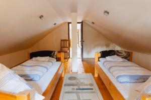 two beds in a room with a attic at Biosfera Klingeis in Avrig