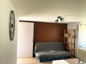 a room with a bed in the corner of a room at Gîte 'A deux pas du ciné' in Maîche