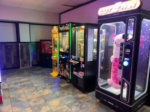 a row of arcade video games in a room at Northern Lights Inn in Park Falls