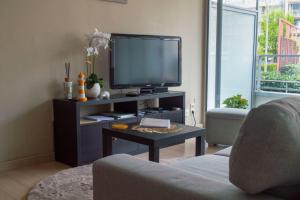 a living room with a tv and a table at Zilte bries in Nieuwpoort