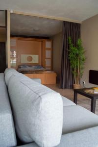 a living room with a couch and a bed at Zilte bries in Nieuwpoort