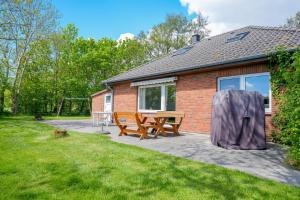 a picnic table and bench in front of a house at Mor Mor Hus in Böhl