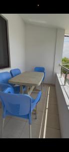 a table and chairs in a room with a window at Hasler Studios in Qerret