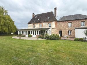 a large brick house with a large yard at GITES EN BAIE DE SOMME - Maison Nolette in Noyelles-sur-Mer