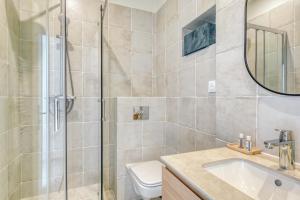 ein Badezimmer mit Dusche, Toilette und Waschbecken in der Unterkunft Hôtel Paradis in Bormes-les-Mimosas + 100 Fotos