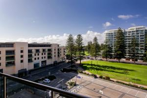 Gallery image of Glenelg Holiday Apartments-Pier Direct Beach Front Free Parking in Adelaide +3 photos