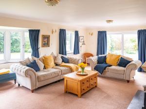 a living room with two couches and a table at Cranny Hill in Walpole