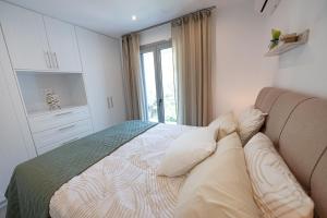 a bedroom with a bed and a window at Villa Yvonni in Poros