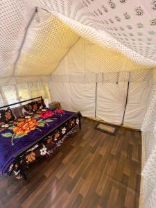 a room with a bed in a tent at Sari Highlands chopta Offbeat campsite in Ukhimath +12 photos