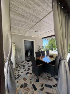 a dining room with a table and chairs at Apartman SÙŠANJ in Opatija