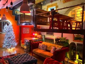 ein Wohnzimmer mit einem Weihnachtsbaum und einem Sofa in der Unterkunft The Engine Room in Malham