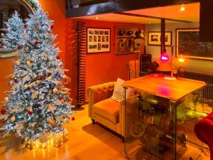 ein Wohnzimmer mit einem Weihnachtsbaum und einem Tisch in der Unterkunft The Engine Room in Malham
