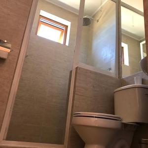 uma casa de banho com um WC e um chuveiro em Cabañas Pichilemu Casa Verde em Pichilemu