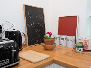 a kitchen counter with a counter top with a coffee maker at Ty Cai in Llanwnda